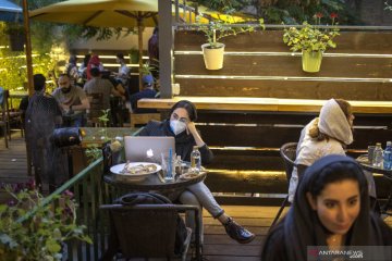 Iran buka kembali restoran dan kafe