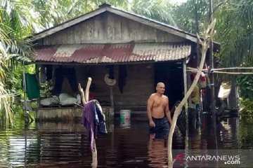 Babinsa Koramil Sedau pantau banjir di Kecamatan Singkawang Utara