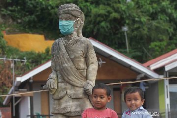 Jadi pengingat masyarakat, patung Syamsul Bahri dipasangi masker