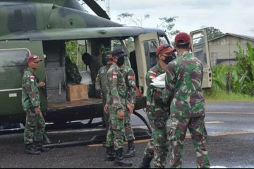 Kodam Tanjungpura distribusikan 2,5 ton beras gunakan helikopter