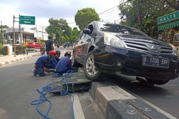 Damkar Jaksel evakuasi mobil terperosok hingga disinfeksi