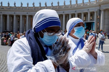 Hadapi kritik, Paus Fransiskus memakai masker dalam acara publik
