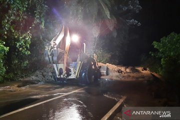 Jalan Bukittinggi-Pasaman Barat sudah bisa dilewati pascalongsor