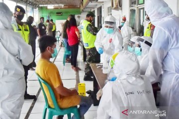 Enam reaktif hasil tes cepat COVID-19 di klaster Pasar Cileungsi