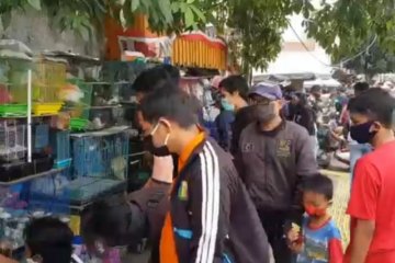 Belasan pengunjung Pasar Ikan Jatinegara disanksi sosial