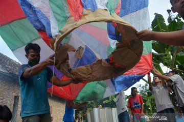 Warga masih terbangkan balon udara meski dilarang