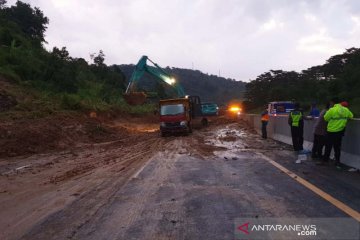 Tanah longsor timbun ruas Tol Semarang-Solo di KM 426