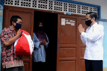 Jokowi tinjau distribusi bansos di Johar Baru-Jakpus