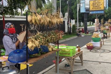 Tradisi lebaran ketupat berkah bagi pedagang musiman