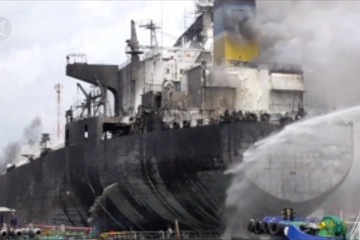 Kapal tanker terbakar di pelabuhan Belawan