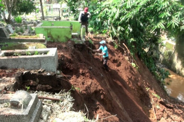 Puluhan jenazah di TPU Cikutra terbawa longsor