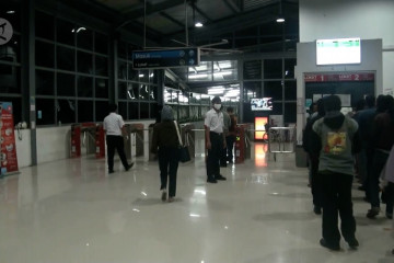 Dibuka kembali, aktivitas penumpang di stasiun Rangkasbitung ramai