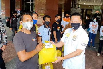 Ketua MPR RI berikan bantuan sosial kepada sopir mikrolet di Jakarta