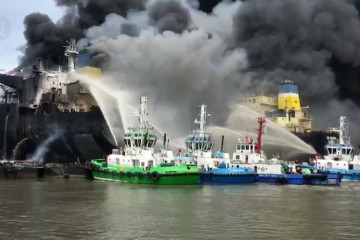 Kebakaran kapal tanker di Pelabuhan Belawan