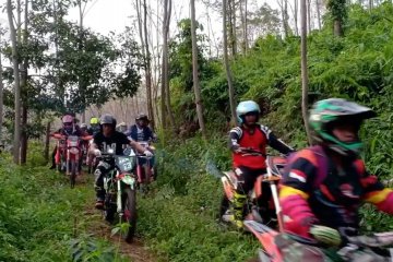 Ngabuburit dengan ngetrail sambil beramal