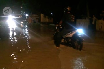 Intensitas hujan tinggi, ruas jalan Lebak terendam banjir