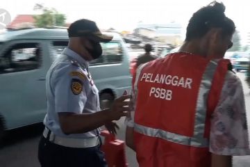Pelanggar PSBB di Terminal Kampung Melayu disanksi denda hingga push up