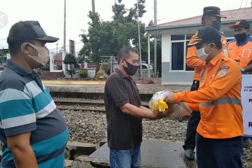 Berbagi 700 paket sembako menggunakan kereta lori