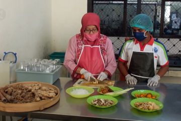 Kuliah tak ada, ini yang dilakukan karyawan laboratorium Polije