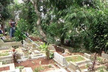 Pemkot Bandung pindahkan 37 makam Cikutra yang tergerus longsor