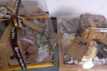 Sepi pesanan, penjual kemas kue kering dalam parcel