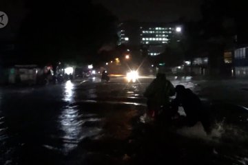 Banjir putus sejumlah jalur utama di Bandung
