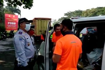 Hari pertama PSBB Jabar, petugas temukan pemudik dalam mobil ekspedisi