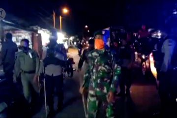 Petugas gabungan gencar bubarkan kerumunan warga di Ternate
