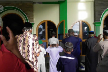 Terapkan protokol kesehatan, warga Pangkalpinang laksanakan shalat Id di masjid