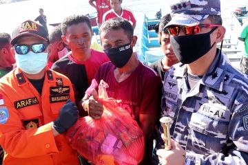 TNI AL bersama Basarnas bagikan ratusan paket sembako untuk nelayan