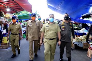 Wali Kota Tangerang awasi PSBB di pasar