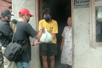 Melihat solidaritas pengamen jalanan berbagi sembako dan uang