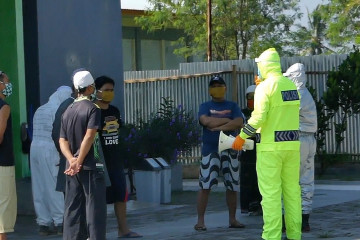 Personel Polres Temanggung beri motivasi pasien suspect corona