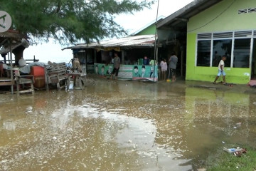 Gelombang laut hantam rumah warga di Pantai Air Manis Padang