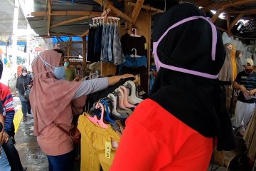 Jelang lebaran,  pasar tanah abang dipadati warga