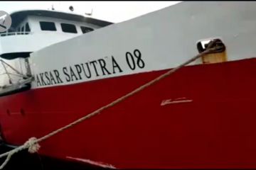 KMP Aksar Saputra 08 tabrak dermaga & gapura Pelabuhan Raha