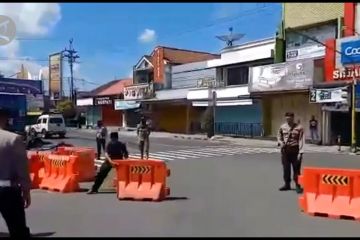 Polisi amankan warga yang bongkar pembatas jalan