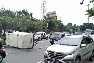 Minibus bermuatan kabel optik terguling di Cawang