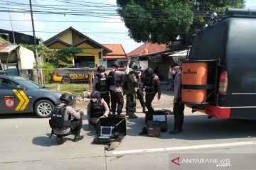 Tas misterius di warung Cikampek diduga bom, berisi kabel terlilit