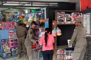 Satpol PP tutup puluhan toko dan kios mainan Pasar Gembrong