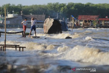 Gelombang tinggi picu banjir rob di pantai Karangsong Cirebon