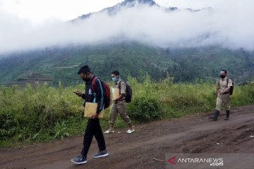 Perjuangan Kepala Sekolah dan guru sambangi siswanya antar soal ujian