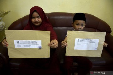 Siswa sekolah dasar kerjakan soal Ujian Semester Genap di rumah