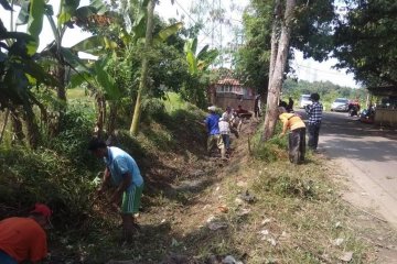 Dukung percepatan tanam, petani Lebak perbaiki irigasi