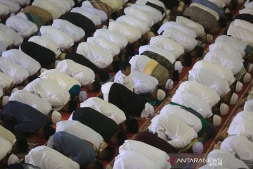 MUI Jabar sebut Shalat Jumat tidak sah jika dilakukan dua sesi