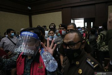 Hakim tegur pengunjung karena berdempetan saat sidang Jiwasraya