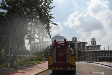Penyemprotan disinfektan di Masjid Istiqlal