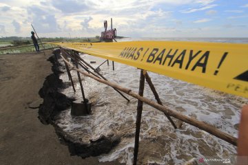 Pantai tergerus abrasi di Indramayu