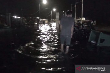 Banjir rob landa pemukiman dan pelabuhan Kaliadem di Jakarta Utara