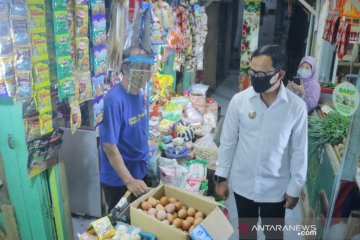 Wali Kota Bogor bagikan "face shield" ke pedagang Pasar Sukasari